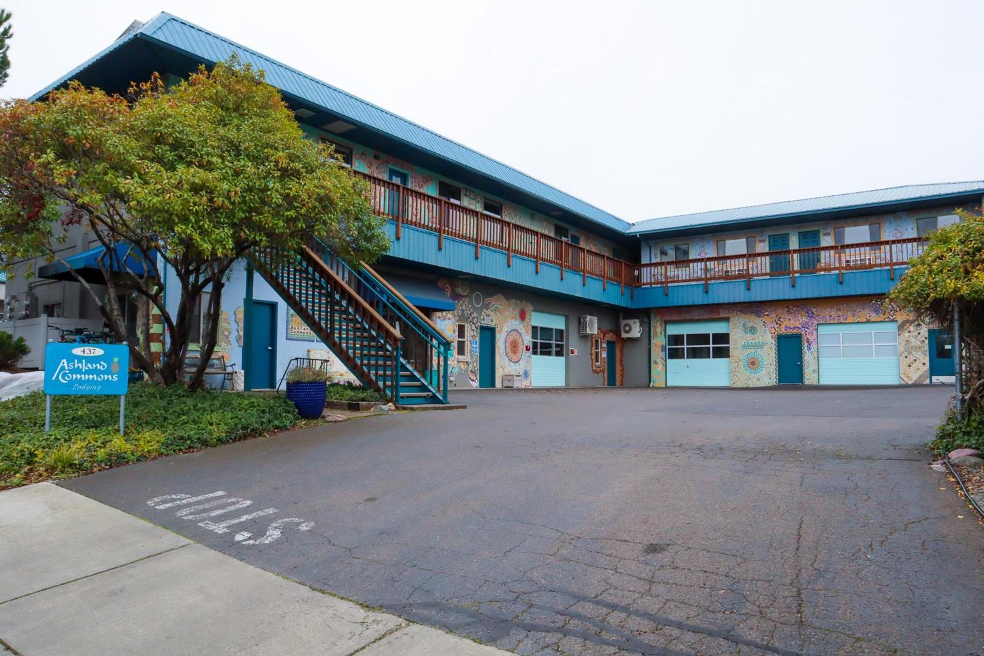 Ashland Commons Hostel Bagian luar foto