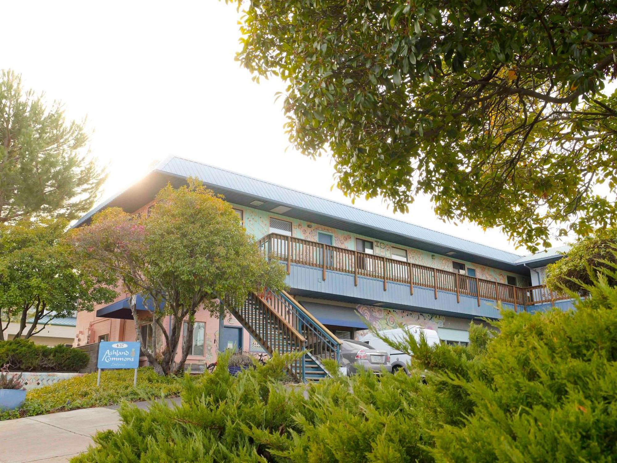 Ashland Commons Hostel Bagian luar foto