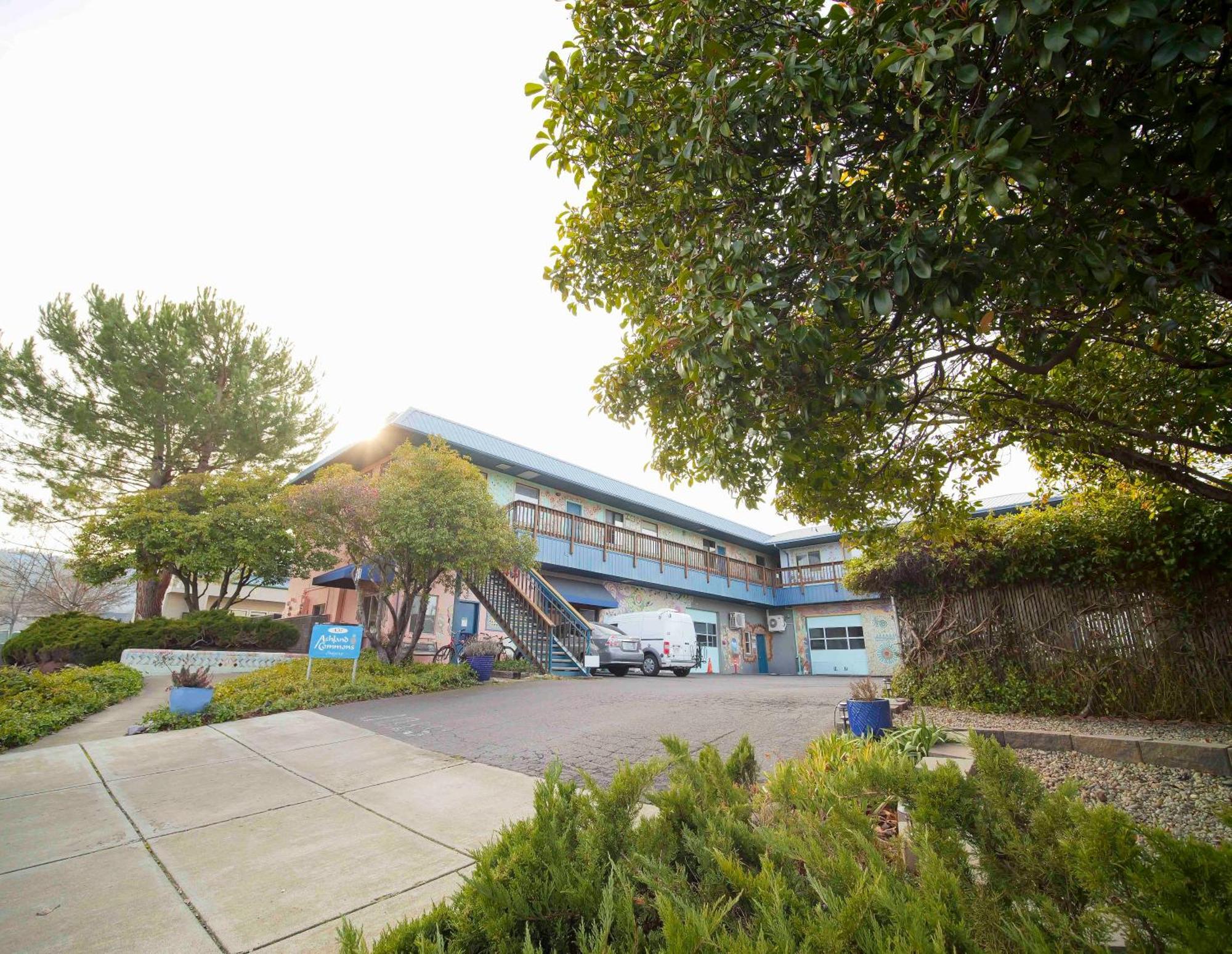 Ashland Commons Hostel Bagian luar foto